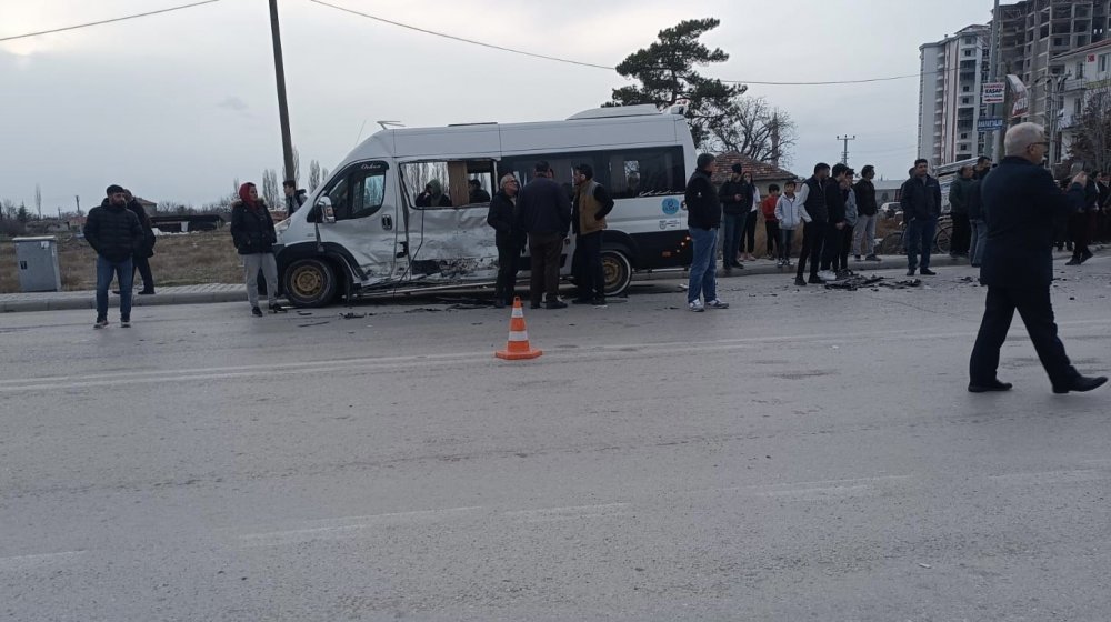 Ereğli'de Okul Servisi ile Kamyonet Çarpıştı: 11 Yaralı