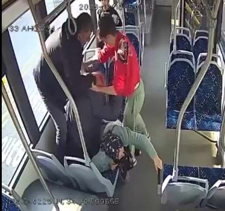 Okul müdürü ve oğlunun, otobüste yaşlı çifti darp ettiği anlar kamerada