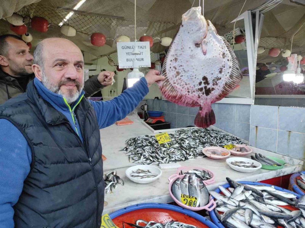 7 kiloluk kalkan balığı 7 bin liradan satıldı