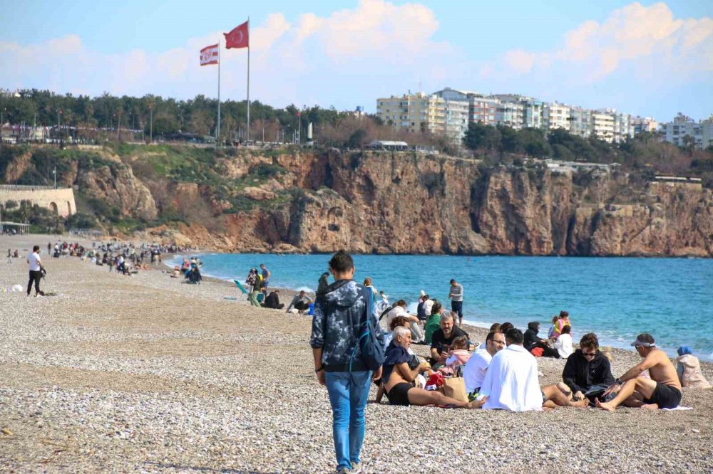 Antalya’da neredeyse yaz geldi! Millet denize koştu