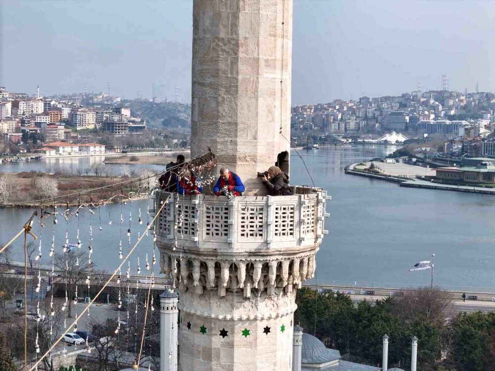 İlk mahya Eyüpsultan Camii’ne asıldı