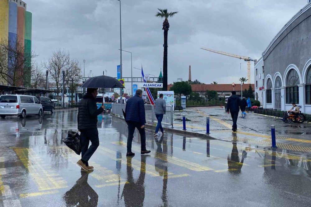 Yıldırım düşme anı kameraya yansıdı