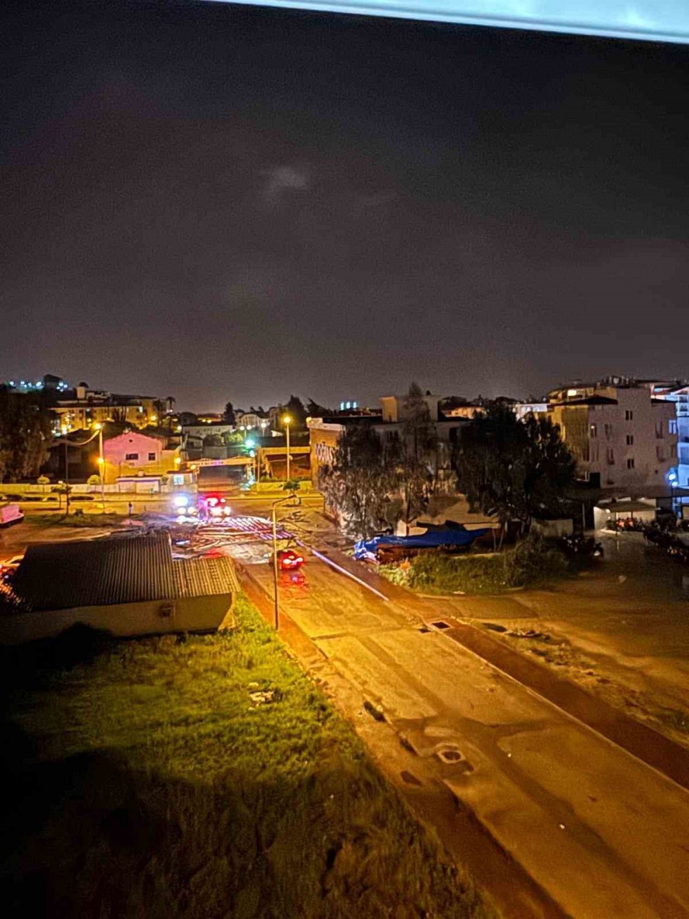 Kısa süreli hortum Manavgat'ı birbirine kattı