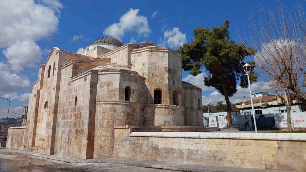 Depremden sonra ibadete kapatılan Fevkani Cami ilk teravihle tekrar açıldı