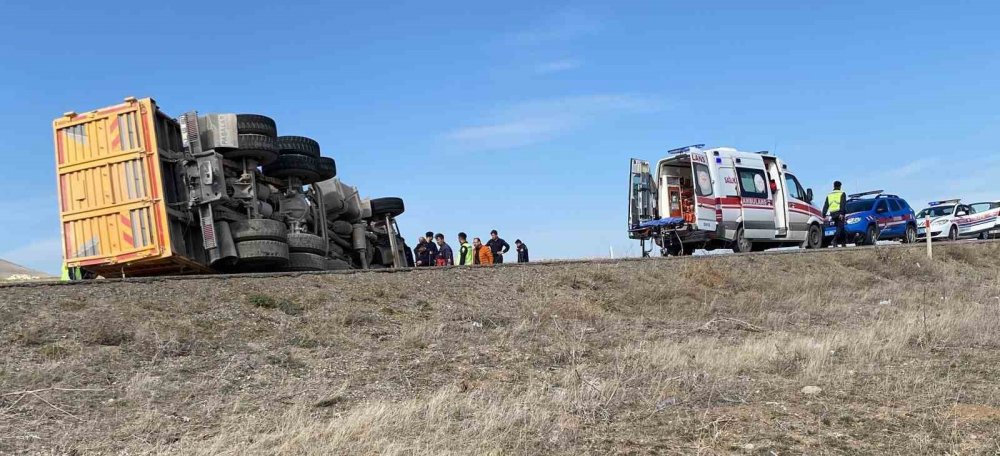 Kuu'da hafriyat kamyonu devrildi: Sürücü kabinde sıkıştı