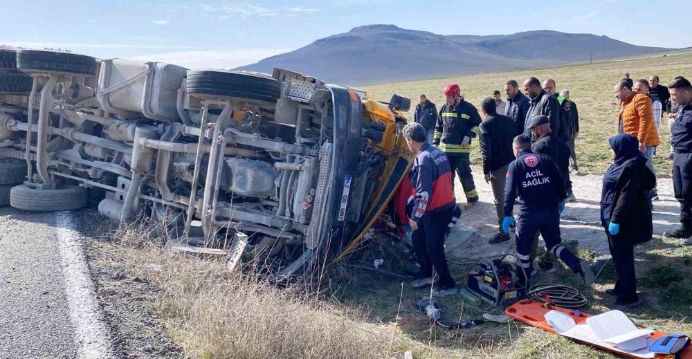 Kuu'da hafriyat kamyonu devrildi: Sürücü kabinde sıkıştı