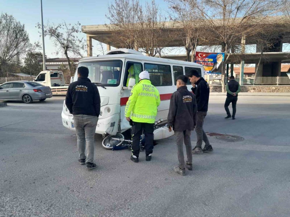 Motosiklet ile minibüs çarpıştı: Yola savrulan genç sürücü hastaneye kaldırıldı