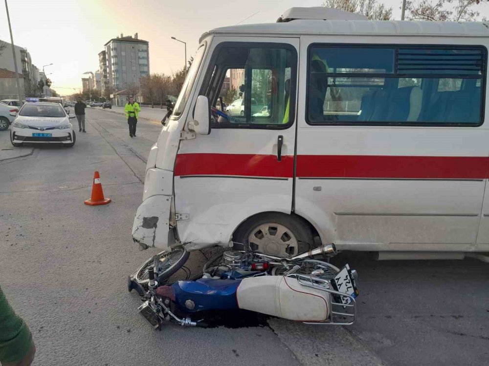 Motosiklet ile minibüs çarpıştı: Yola savrulan genç sürücü hastaneye kaldırıldı