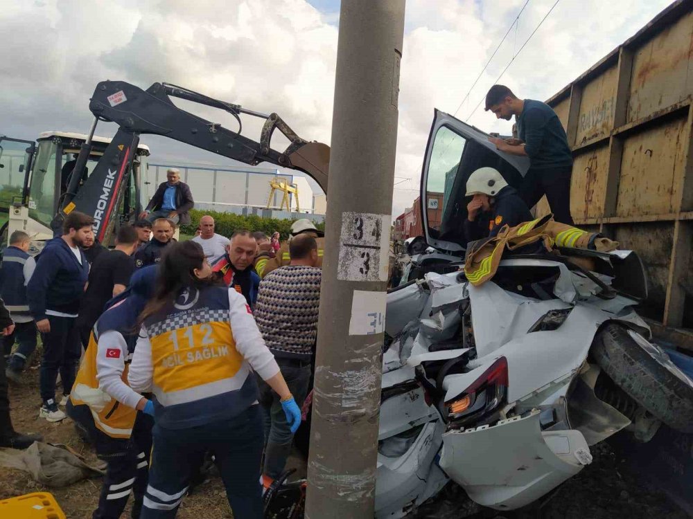 Hatay’da feci kaza: Trenin çarptığı aracın sürücüsü ağır yaralandı
