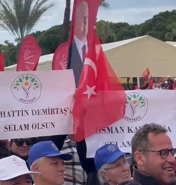 CHP’nin Alanya mitinginde DEM Parti pankartları açıldı