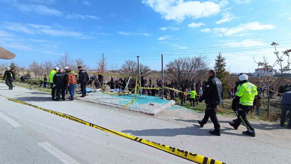 Konya'da otomobil durağa daldı: Duraktaki 4 kişi can verdi, 5 yaralı