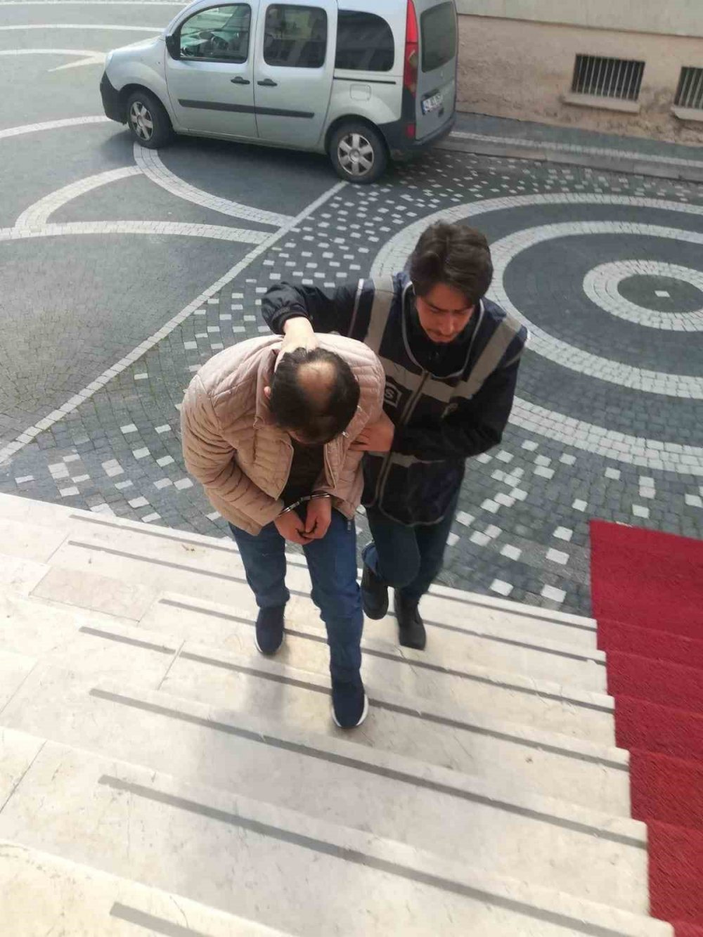 Konya'da aranıyordu! Başkasının ehliyetine fotoğrafını yapıştırınca yakalandı