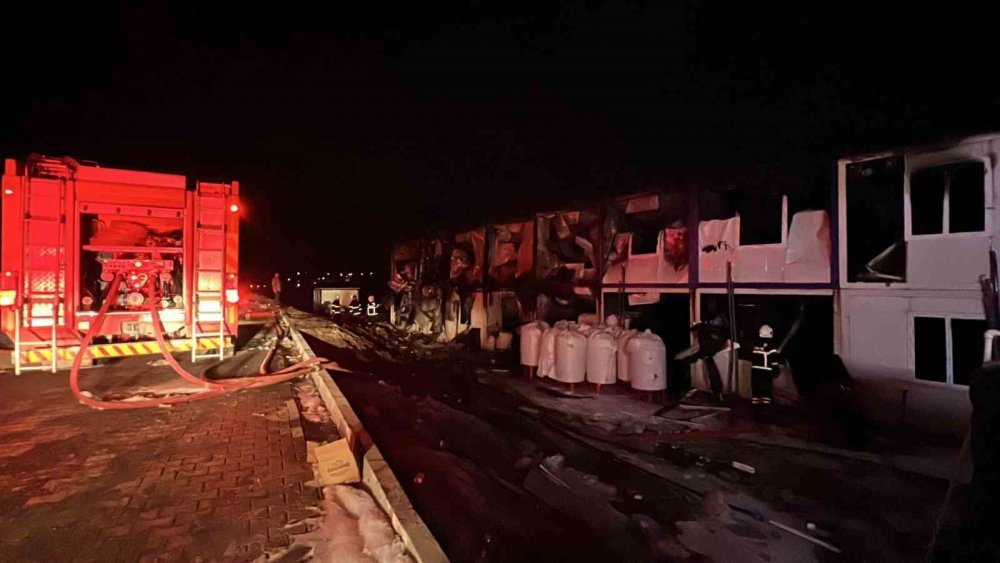 Şantiyede dev yangın: 18 konteyner kullanılamaz hale geldi