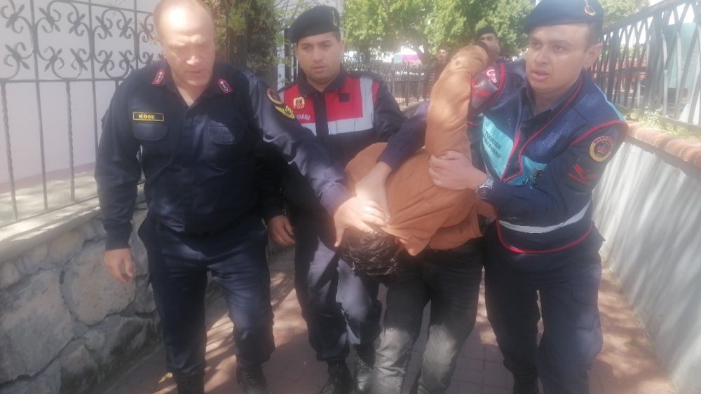 Önce saat sordu sonra telefonunu çaldı