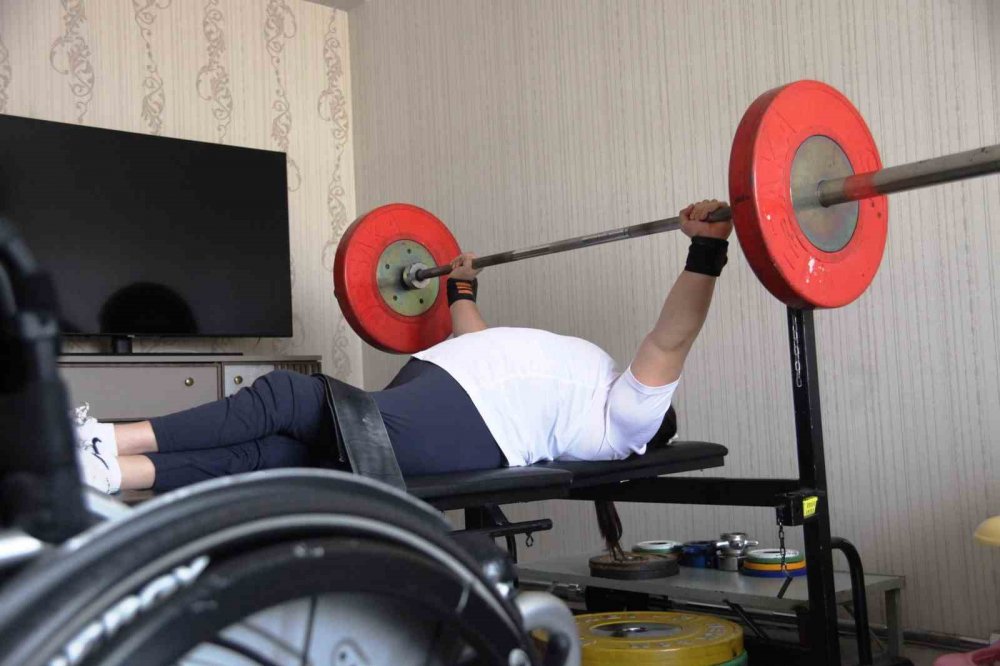 Engelleri Halterle Aşan Sibel Çam, Paris 2024 Paralimpik Oyunları'na Hazırlanıyor