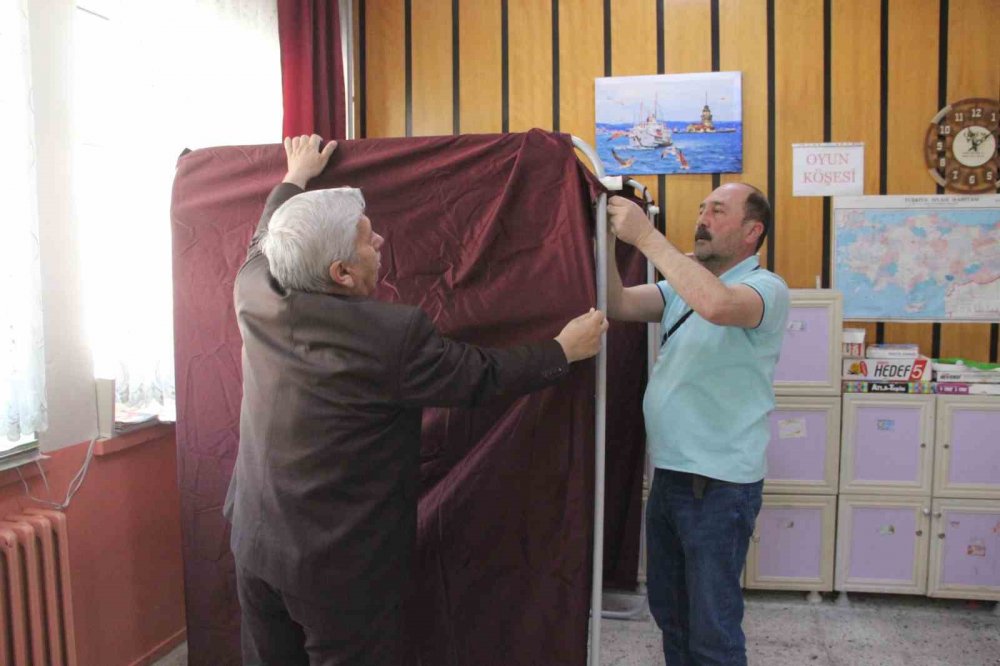 Karaman’da okullara sandık ve oy kullanma kabinleri yerleştirildi