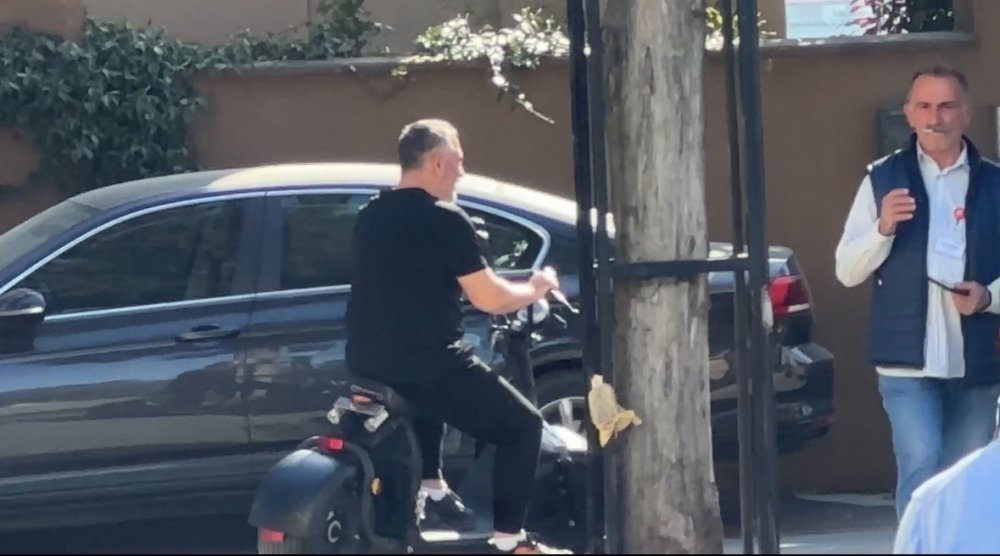 Cem Yılmaz oy kullandığı sınıfı kahkahaya boğdu