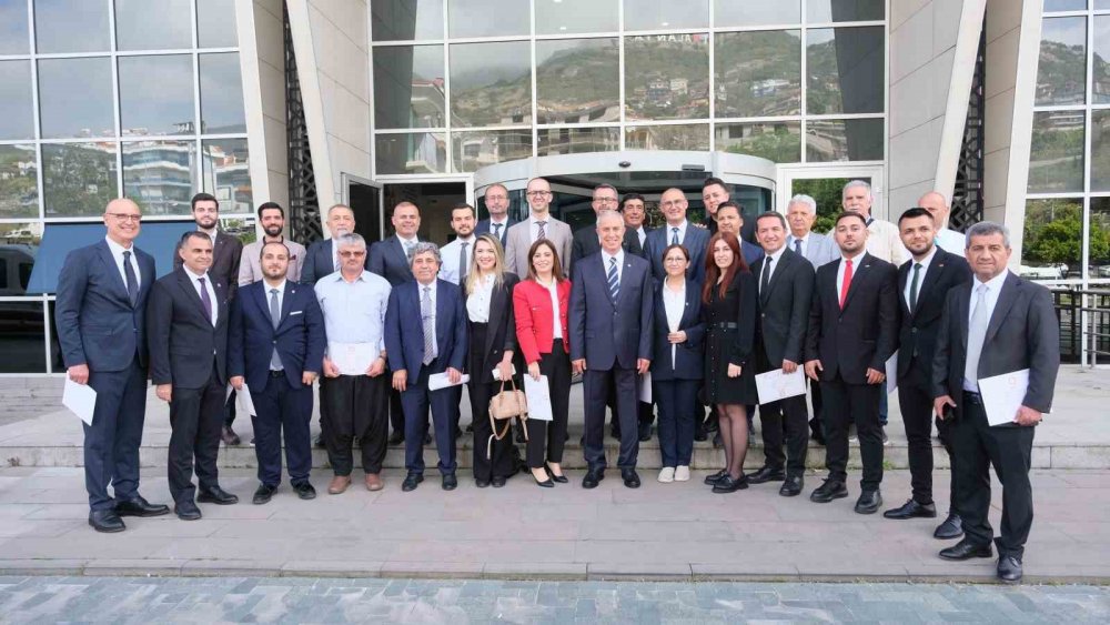 Alanya Belediye Başkanı Osman Tarık Özçelik, mazbatasını aldı