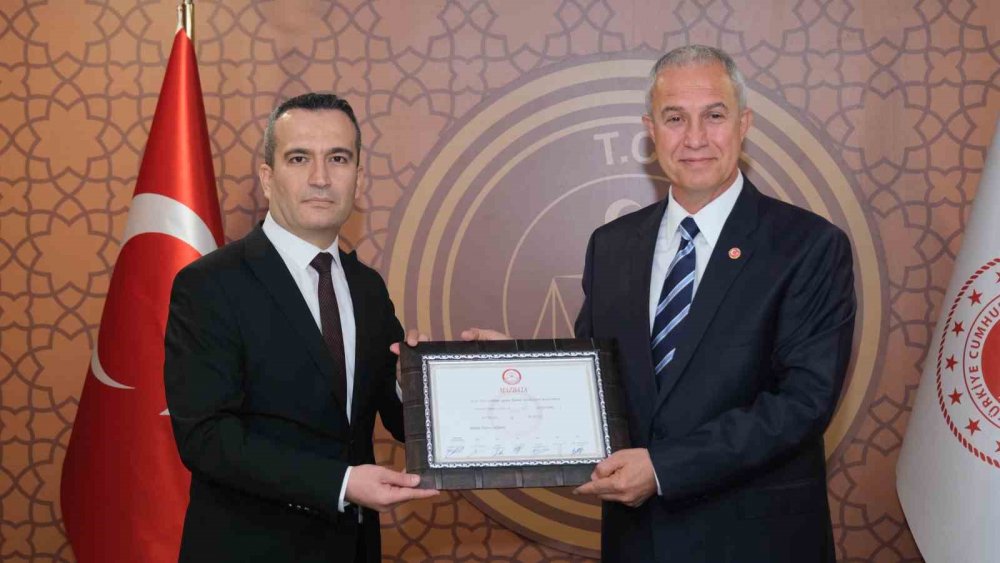 Alanya Belediye Başkanı Osman Tarık Özçelik, mazbatasını aldı