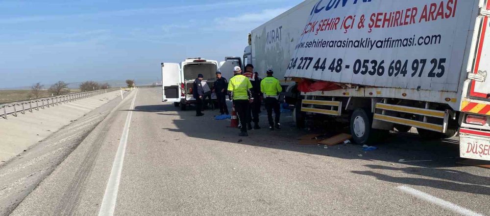 Önünde seyreden tıra çarpan kamyonet sürücüsü hayatını kaybetti