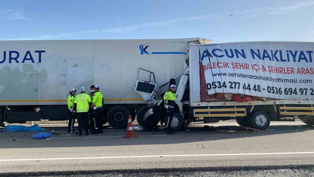Önünde seyreden tıra çarpan kamyonet sürücüsü hayatını kaybetti