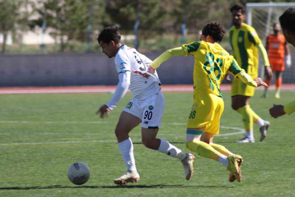 1922 Konyaspor, Osmaniyespor'u 3-1 mağlup etti