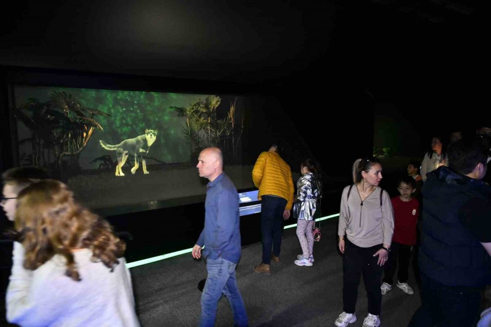 Otobüsle eski çağlara yolculuk: 'Dijital Hayvanat Bahçesi' bayramda da ziyarete açık