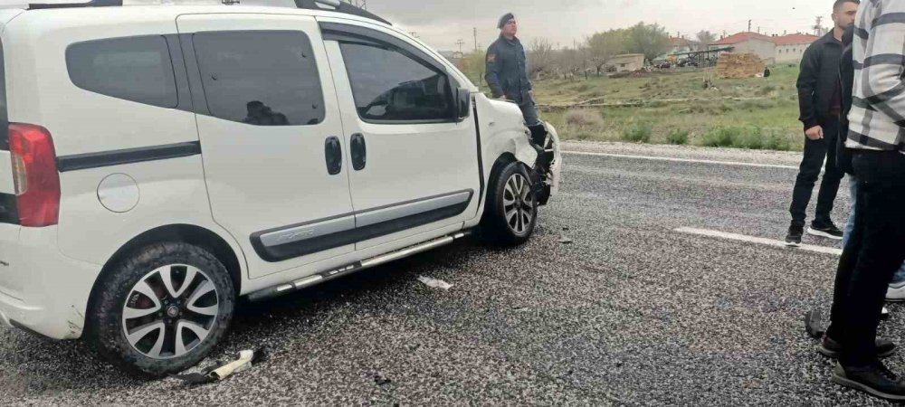 Karapınar'da hafif ticari araç ile otomobilin çarpıştığı kazada 7 kişi yaralandı