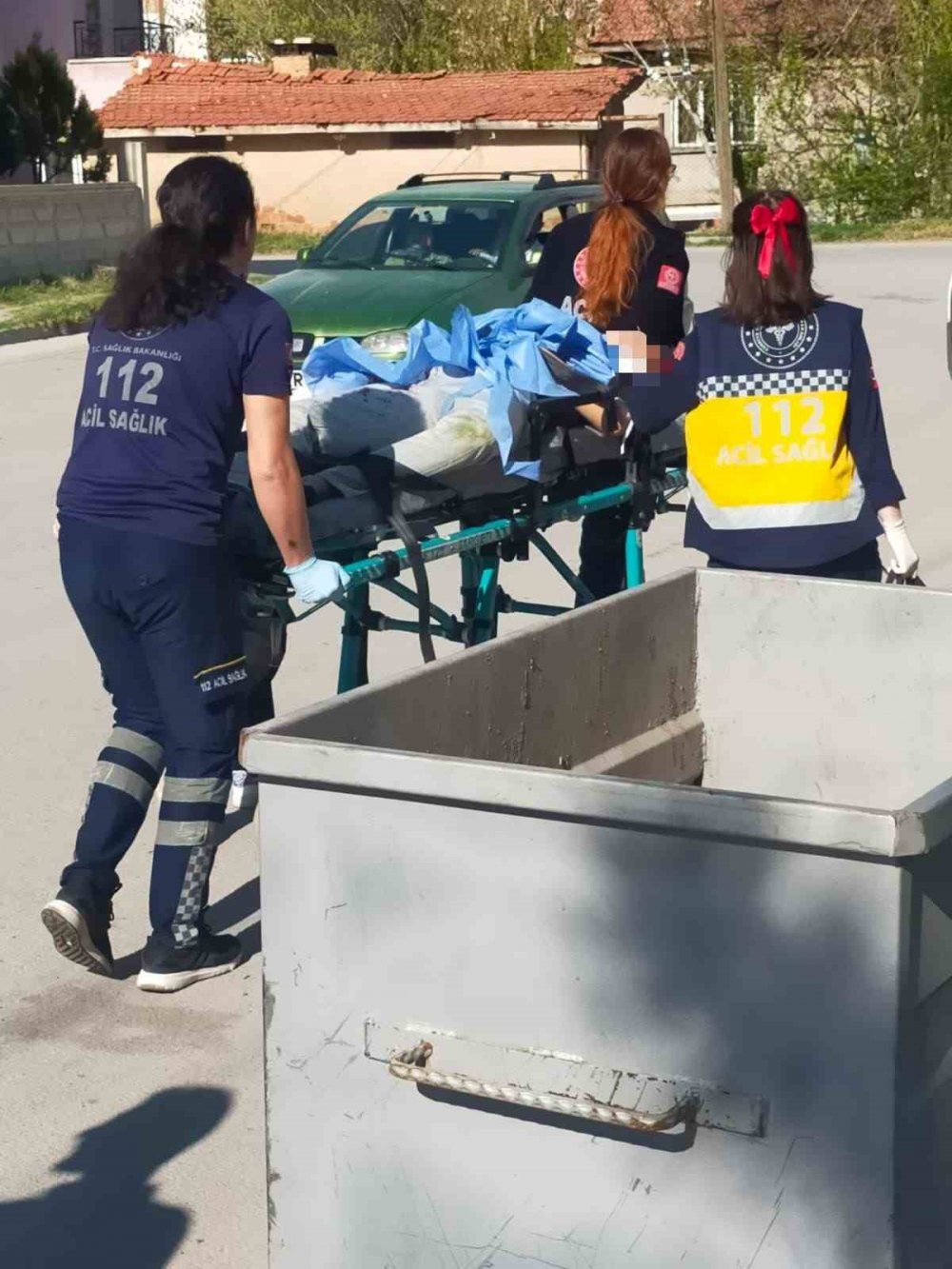 Yerde hareketsiz yatarken bulundu, bıçaklandığı ortaya çıktı