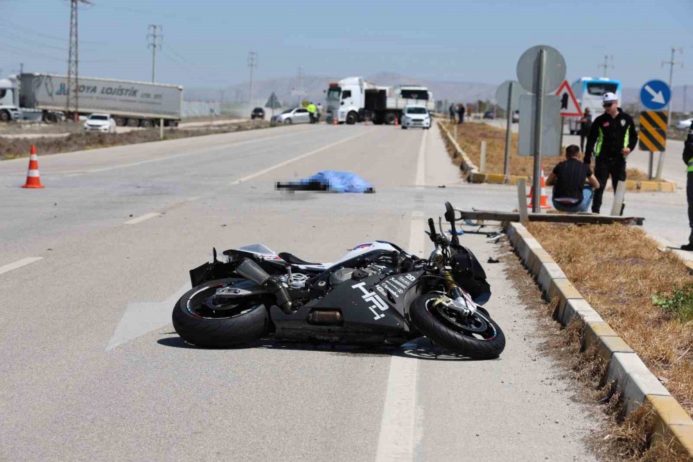 Aksaray yolunda tıra çarpan motosiklet sürücüsü olay yerinde can verdi