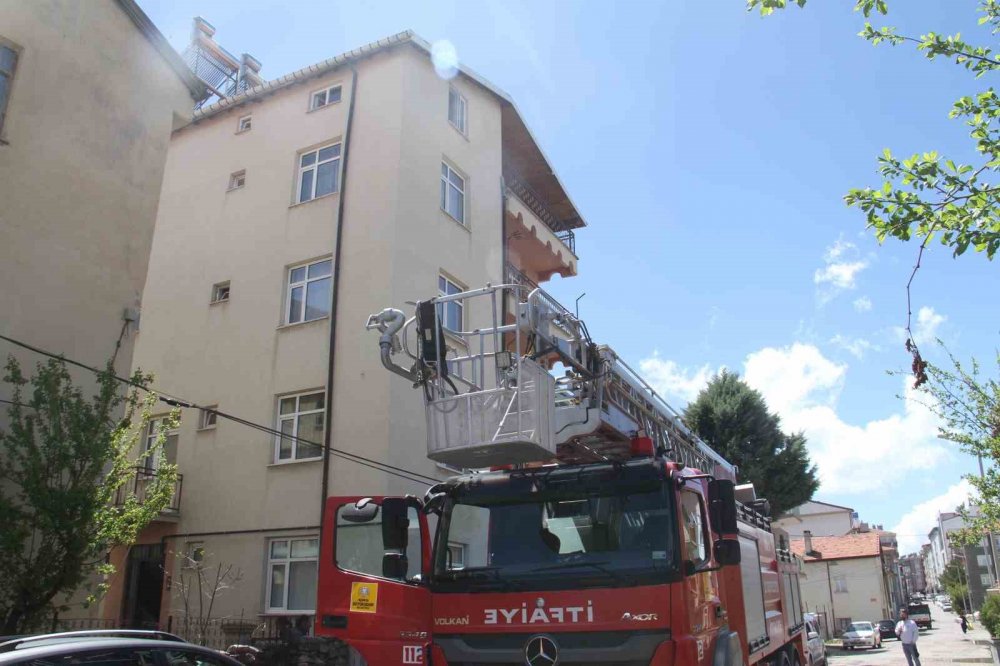Beyşehir'de yıldırım düşen 5 katlı apartmanın çatı katında yangın