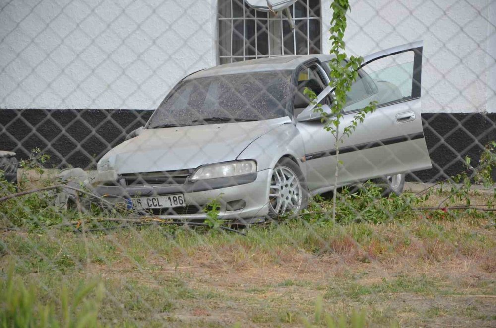 Otomobil evin bahçesine uçtu: Ev sahibi ile sürücü karakolluk oldu