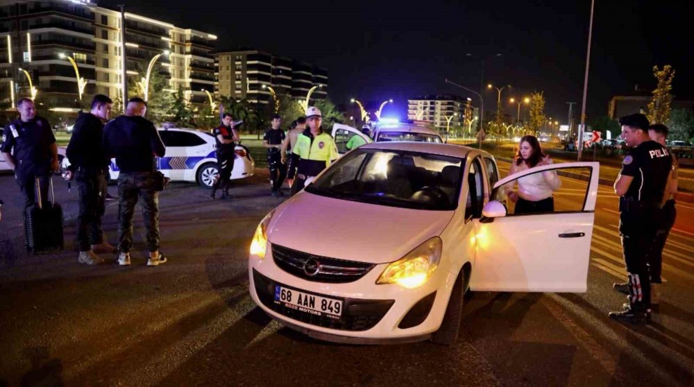 Alkollü kadın sürücü polisi canından bezdirdi