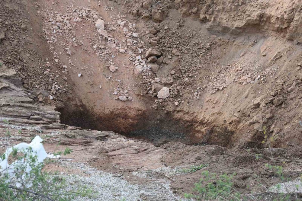 Çumra'da sulama kanalında obruklar oluştu