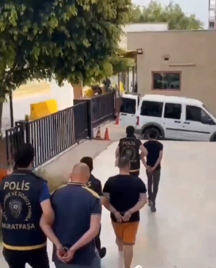 Banka müdürünü ailesi ile tehdit ettiler