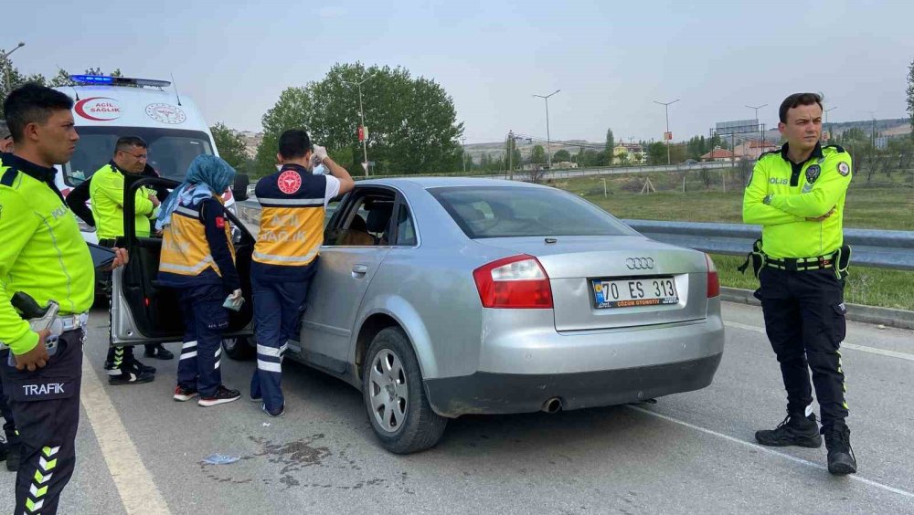 Direksiyon başında rahatsızlanan sürücü köprülü kavşakta kaza yaptı