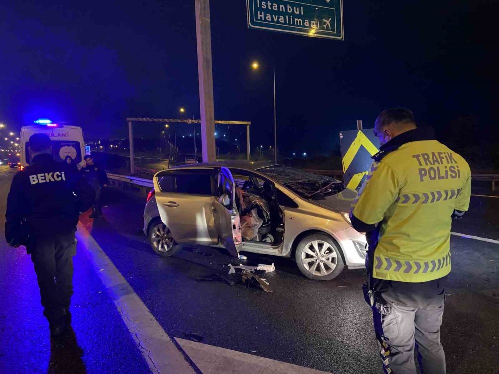 TEM'de feci kaza: Bariyerlere ok gibi saplandı