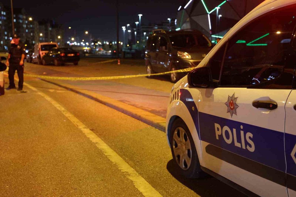 Stadyumun önünde trafik tartışması: Kalbinden bıçaklanan genç kurtarılamadı