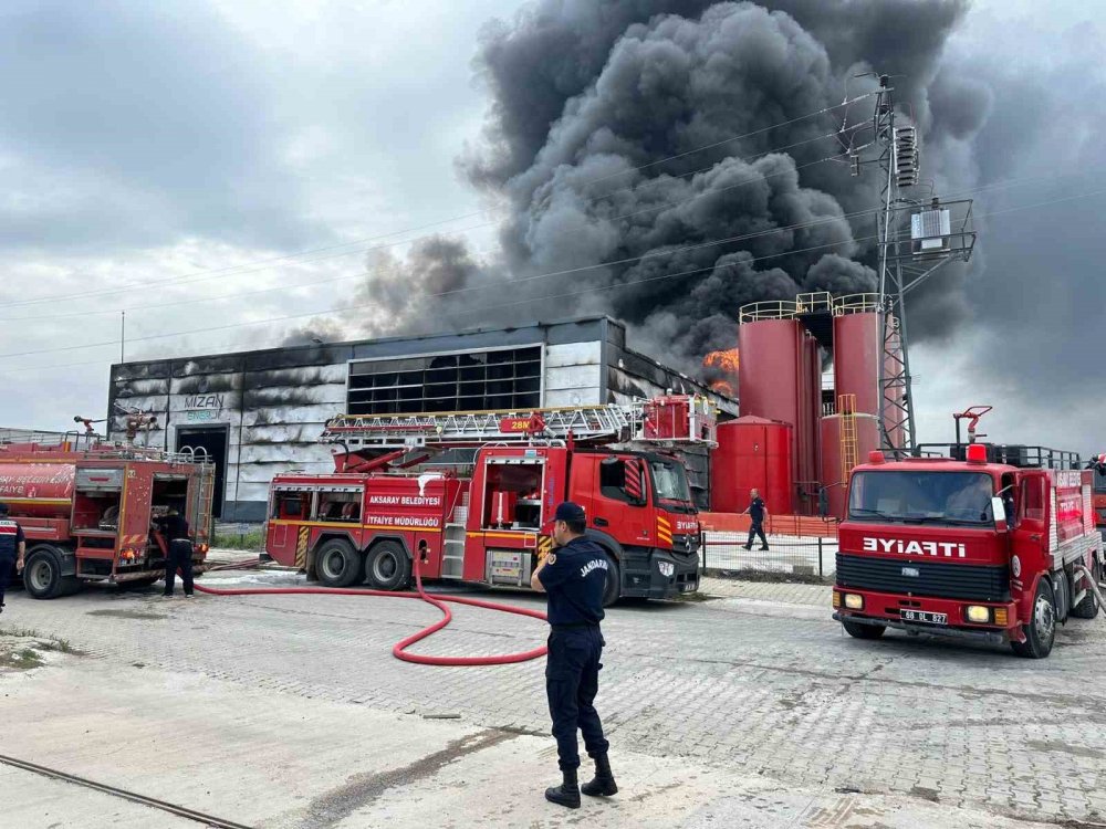 Aksaray OSB'de atık yağ geri dönüşüm fabrikası alev alev yandı