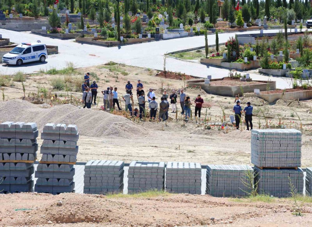 Adanalı fenomen Yağmur Taktaş'ın mezarı açıldı