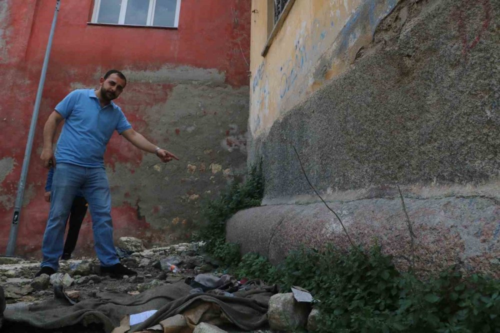 Ağır hasarlı binanın altındaki devasa sütun merak uyandırdı