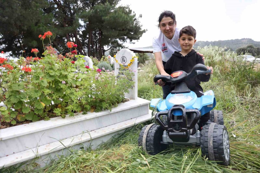 Annesinin mezarına gelip 'bize ev yapılıyor' dedi