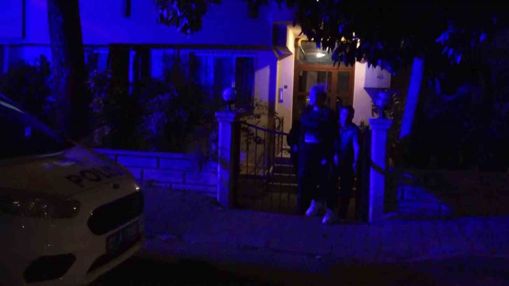 İçerisinde annesi ve oğlunun bulunduğu evi yakmak istedi