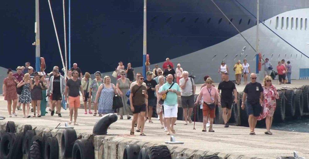 Sezonun ilk yolcu gemisi Alanya Limanı'na demir attı