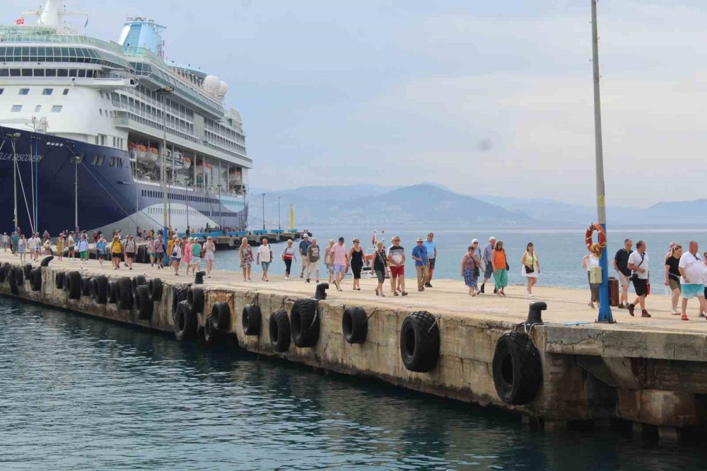Sezonun ilk yolcu gemisi Alanya Limanı'na demir attı