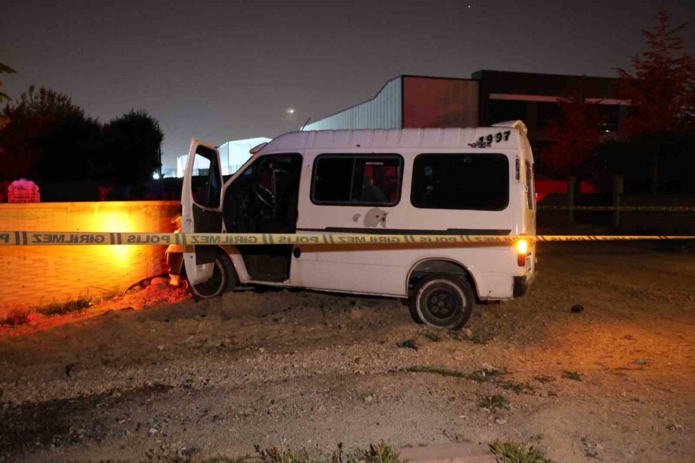 Konya'da kanlı gece: Kardeşlerin bulunduğu minibüs kurşunlandı