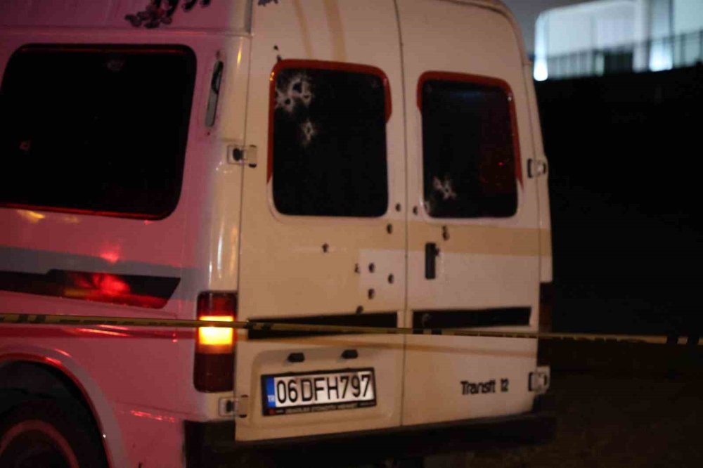 Konya'da kanlı gece: Kardeşlerin bulunduğu minibüs kurşunlandı