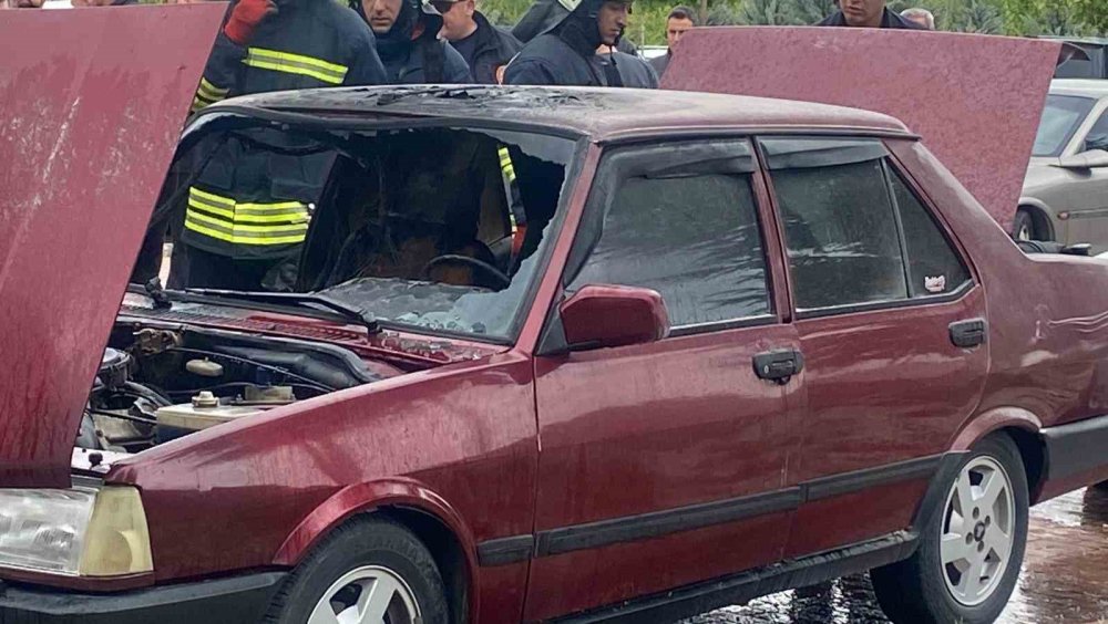 Selçuk Tıp otoparkında yangın: Araç alev aldı