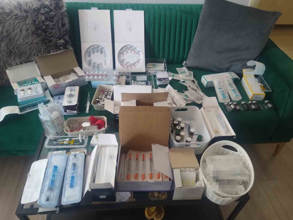 Sahte Doktora Baskın: Ruhsatsız Muayenehanede Çok Sayıda Sağlık Ürünü Ele Geçirildi