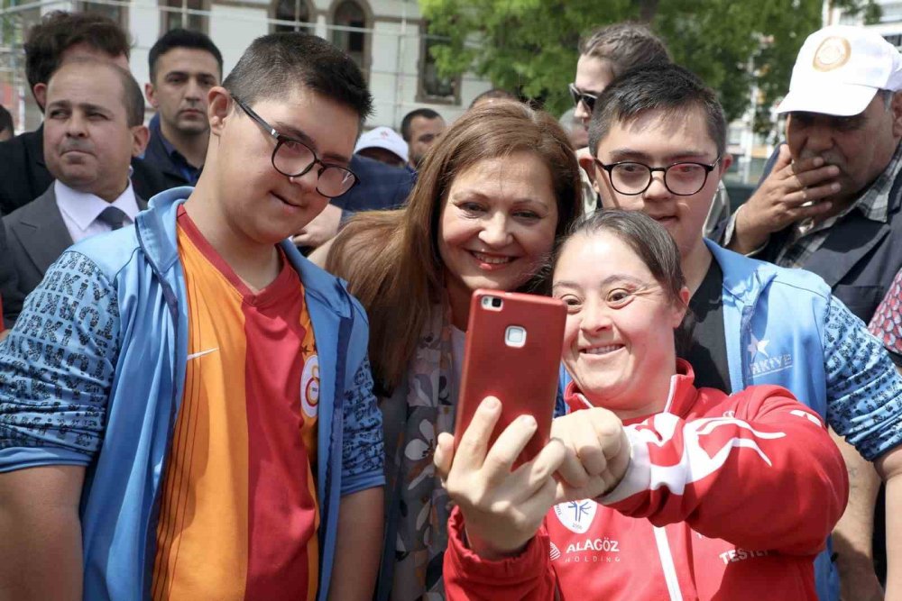 Belediye başkanından anlamlı yürüyüş: Gözlerini bağladı, bastonla yürüdü